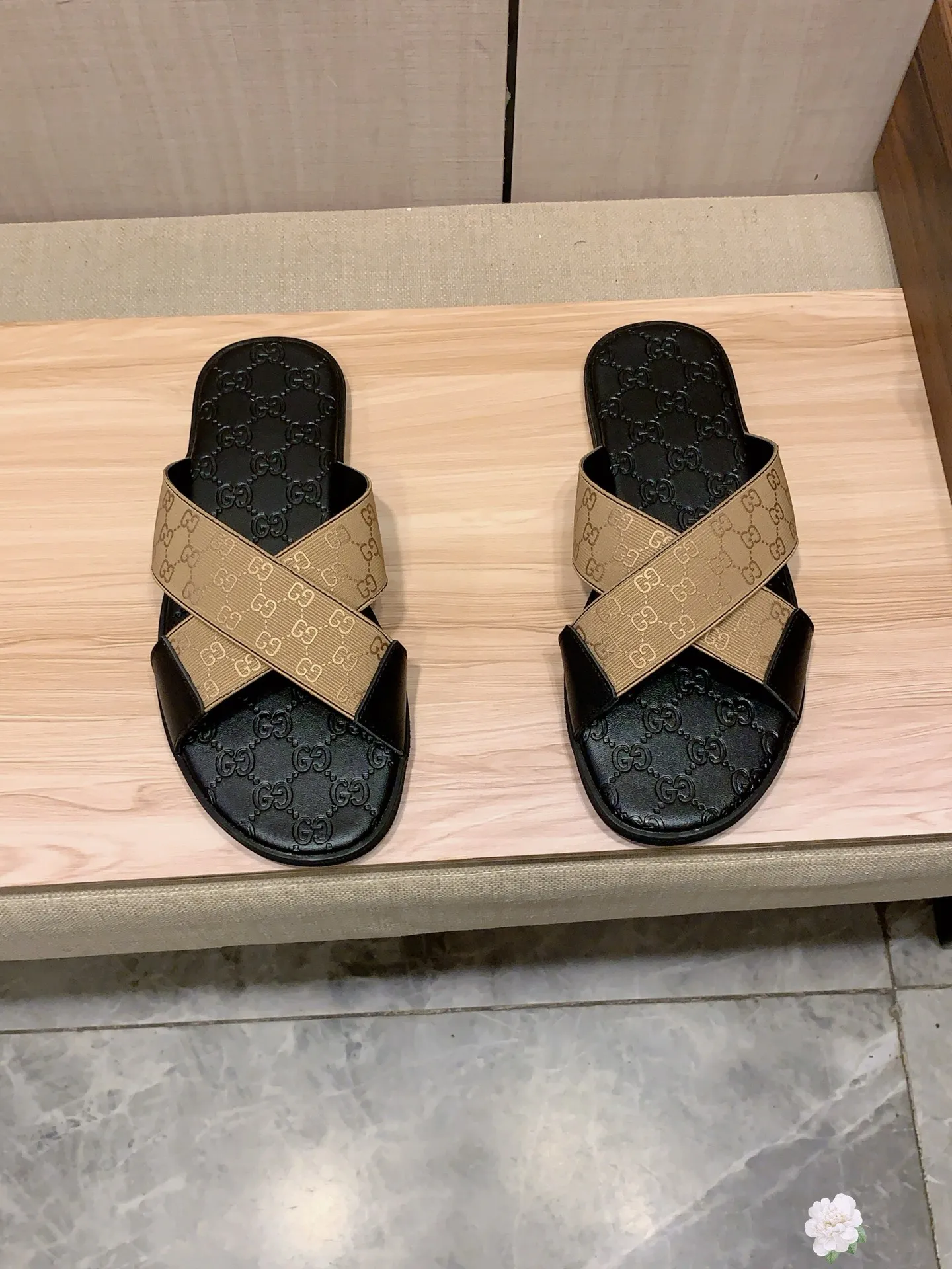 Slippers: New model: Factory price: 260💰💰🎩🎩🔥🔥《 Gucci* 》Series of slippers top purchasing agent🔍🔍Sold at the same time for men, original Italian imported webbing made of selected cowhide, exquisite workmanship,), sole: (super comfortable) original factory special sole, ⚠️exclusive double-layer movable molded sole super comfortable⚠️, real shot🎬the real thing is more beautiful🔍🔍266 regular code 38-44, can be ordered 45.